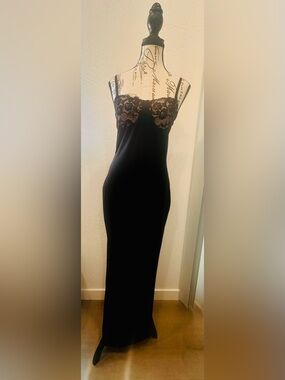 Elegant Black Maxi Dress with Lace Bodice